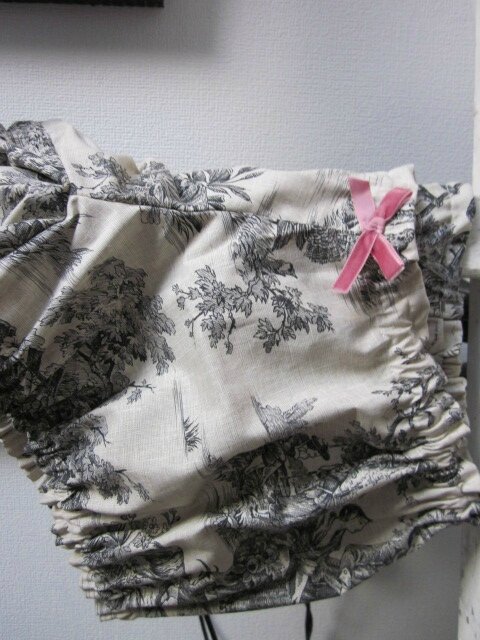 Culotte BIANCA en coton beige imprimé toile de Jouy noire - noeud de velours rose buvard (3)