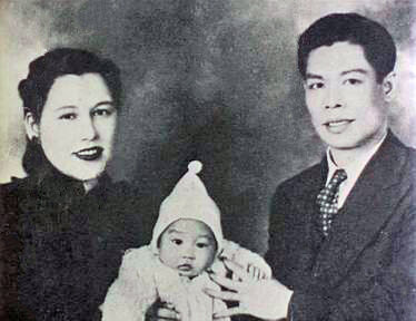 Bruce_Lee_with_his_parents_1940s