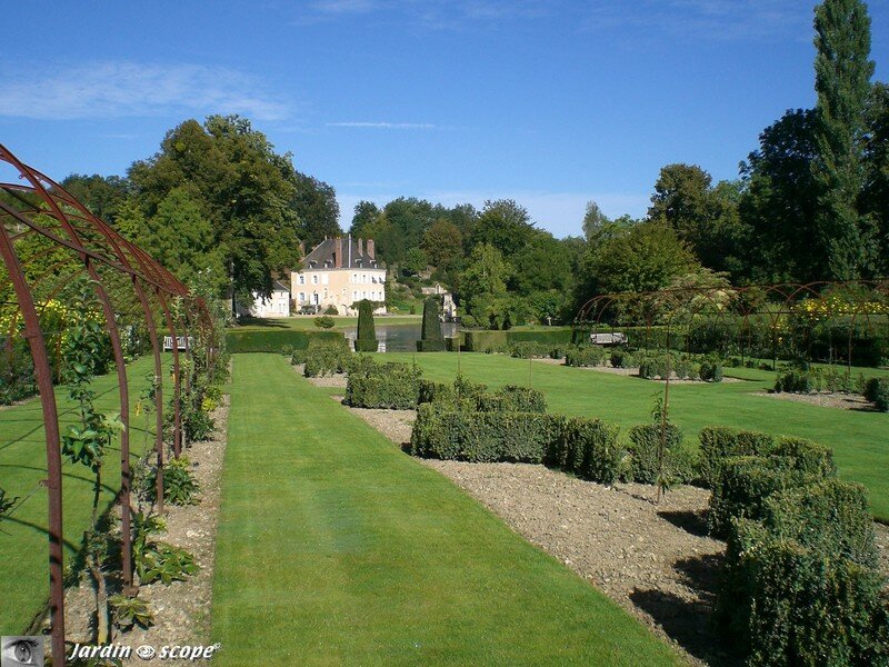 Depuis l'enclos fleuri, vue sur la demeure de Rosamée Henrion