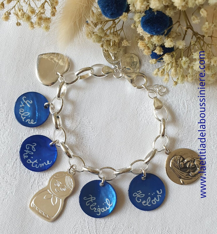 Bracelet personnalisé sur chaîne Kelly médaille bleu nuit gravées, coeur en argent, matriochka en argent et médaille de Vierge à l'Enfant en argebt