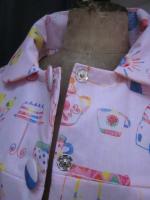 Ciré AGLAE en coton enduit rose imprimé dessins d'enfant fermé par 2 pression dissimulés sous 2 boutons recouverts (7)