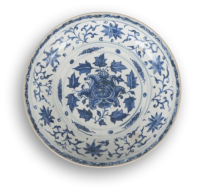 Grand plat en porcelaine blanche émaillée en bleu sous couverte, Vietnam, XVIIe siècle