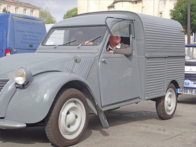 Niort 2 CV camionnette grise 160619