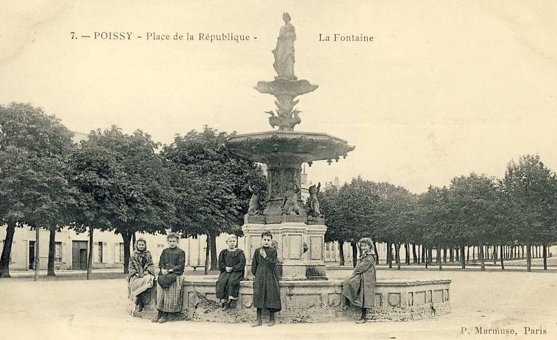 POISSY Place de la République la Fontaine