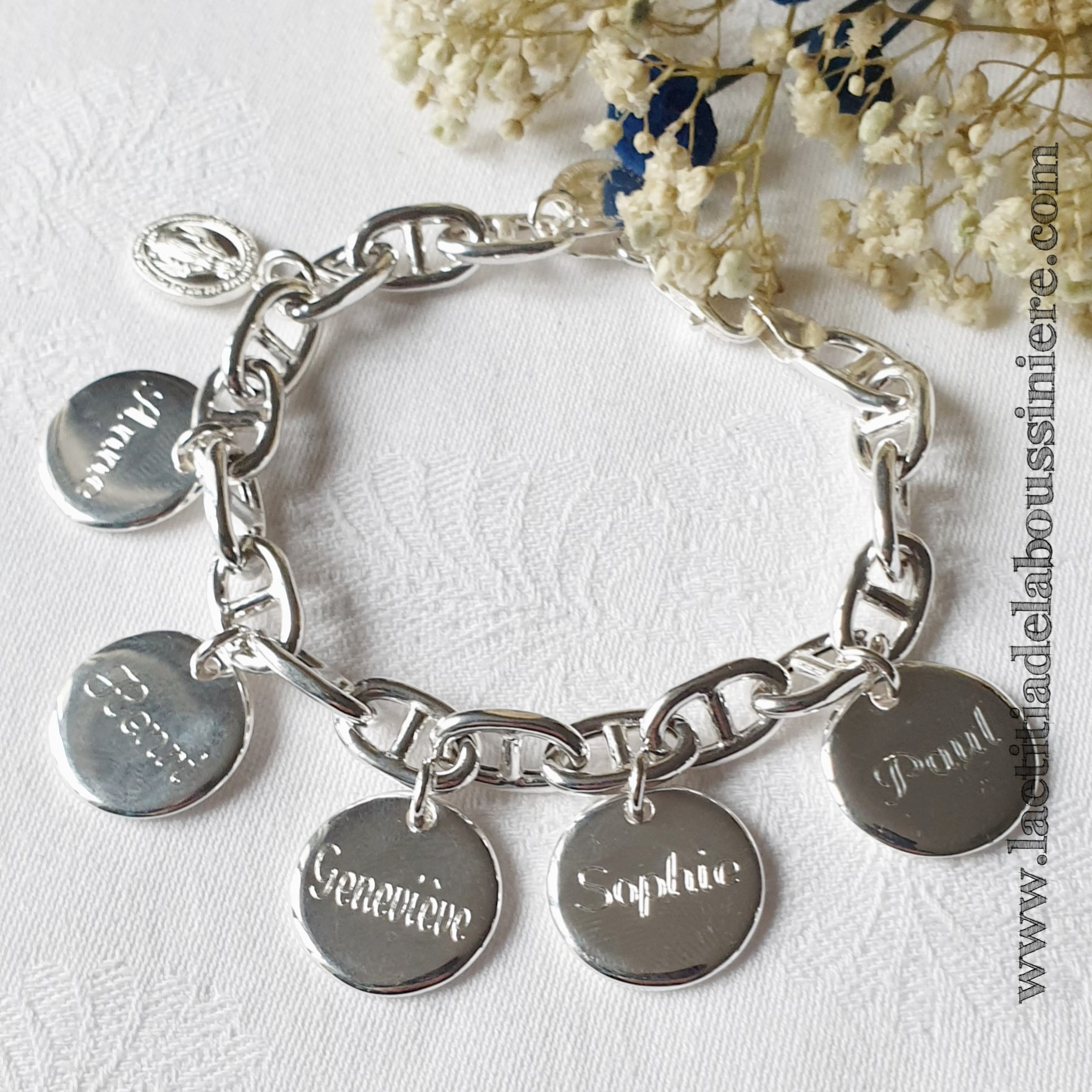 Bracelet personnalisé sur chaîne maille marine argent 925 avec 5 médailles en argent gravées et 1 médaille miraculeuse en argent