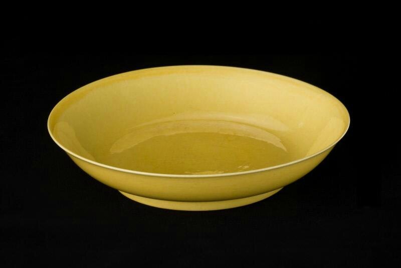 Plate with yellow glaze, Ming dynasty (1368-1644), Hongzhi Plate with yellow glaze, Ming dynasty (1368-1644), Hongzhi