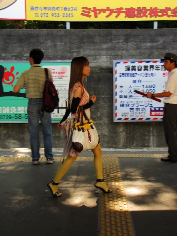 Kintetsu Furuichi eki yellow legs girl