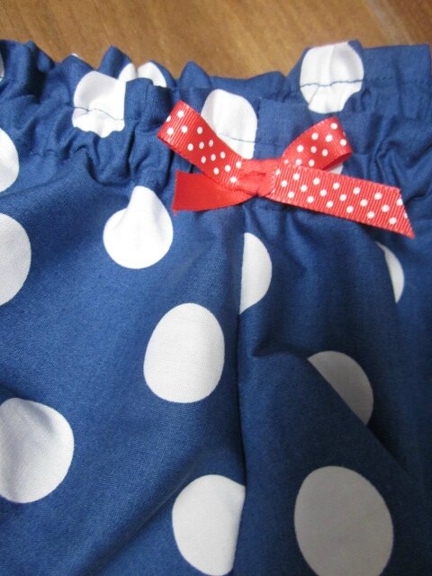 Culotte BIANCA en coton bleu à très gros pois blancs - noeud rouge à pois (3)