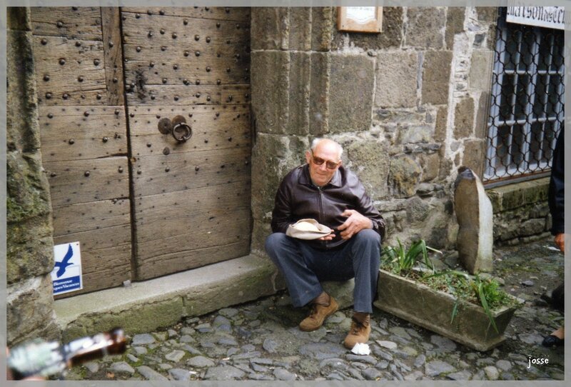 papa mendiant à la porte d'une église-1992