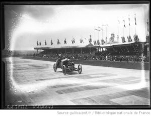 Thomas_sur_Schneider__devant_les_tribunes_____photographie_de_presse_____Agence_Rol_