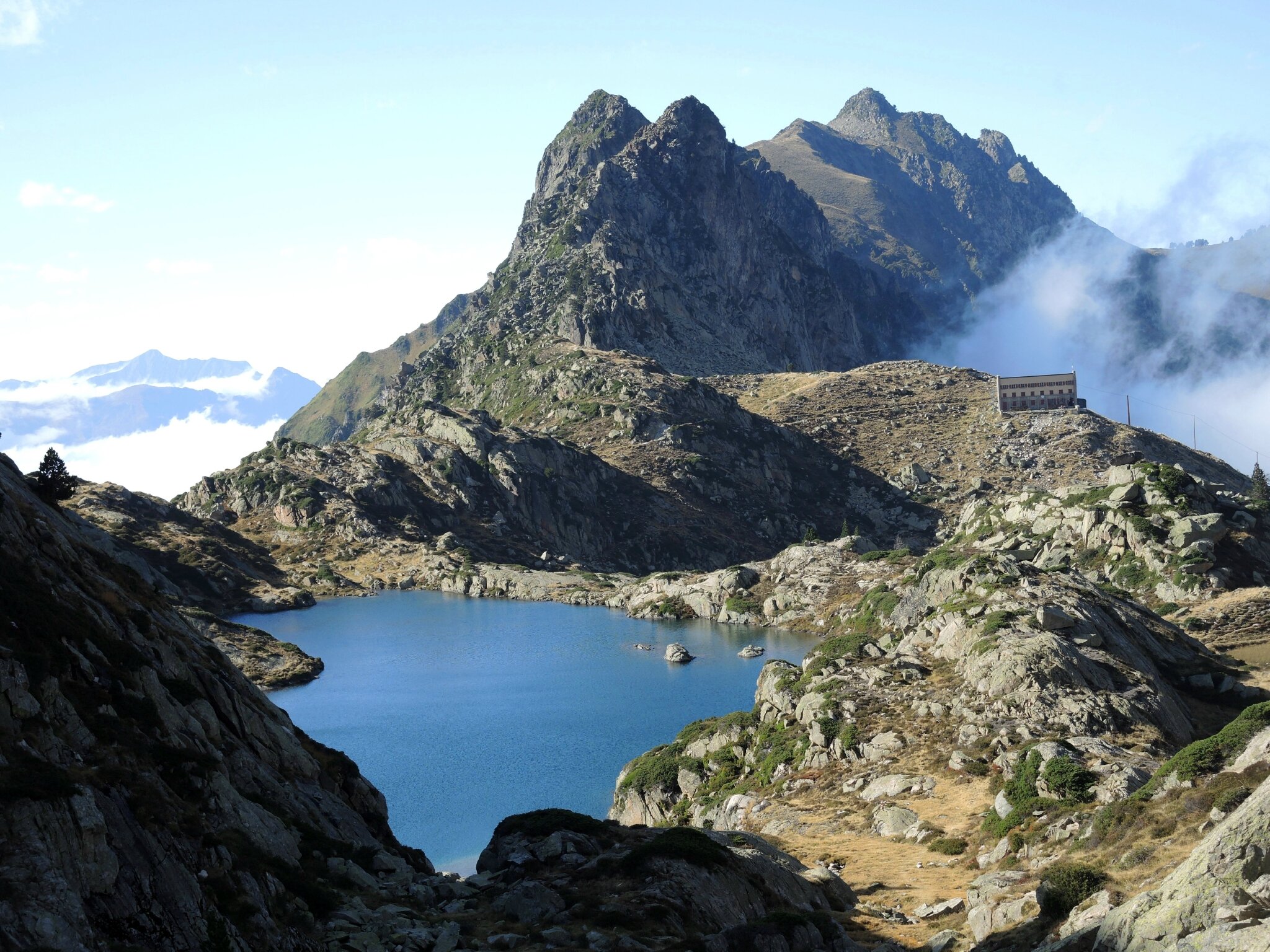 Lac de Coume Escure, face Est, lac et refuge (65)
