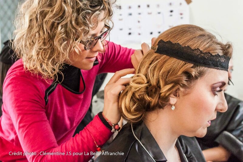 Real Women Happy Women - La Belle Affranchie lingerie - Gingercat Reine du shopping et Julie Coiffeuse en train de poser le headband de la créatrice M