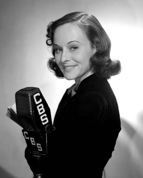 1947-02-24-Hollywood-Lux_Radio_Theatre-paulette_goddard-1939-a