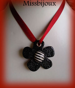 Pendentif_fleur_noir_ruban_rouge