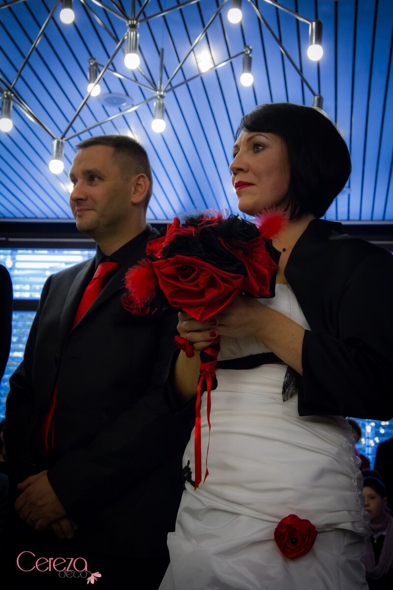 mariage cabaret chic rouge noir plumes dentelle bouquet de mariée & accessoires personnalisés sur mesure cereza deco 5