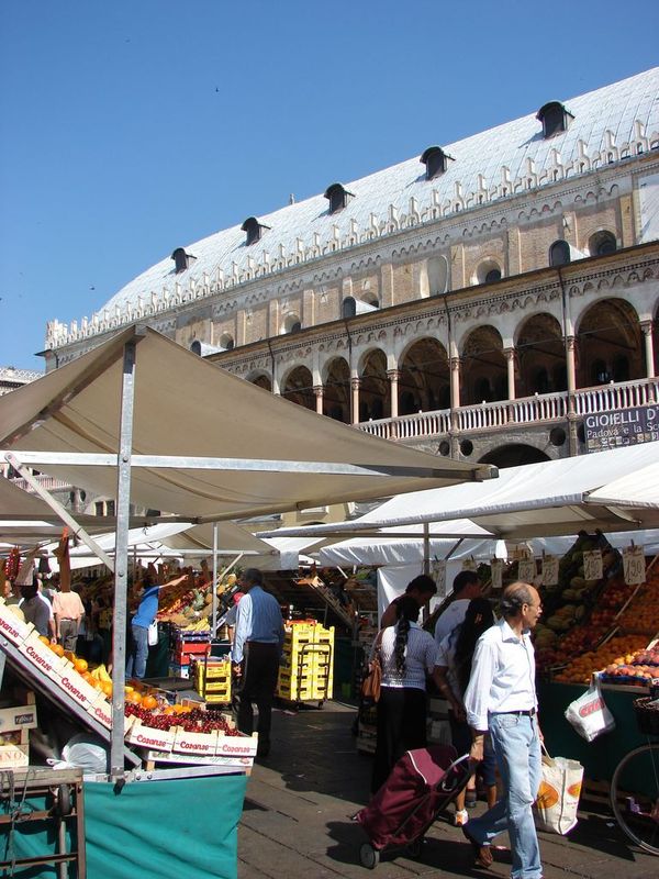13 Le marché de la place aux herbes