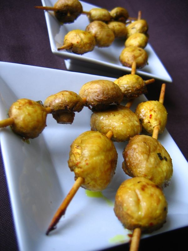 Brochettes de champignons de Paris marinés
