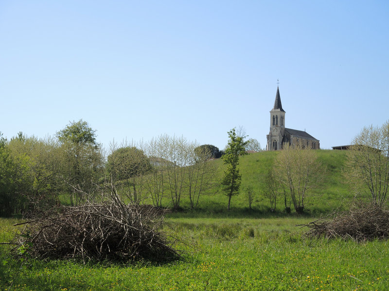 Saint-Barthélémy, église au loin