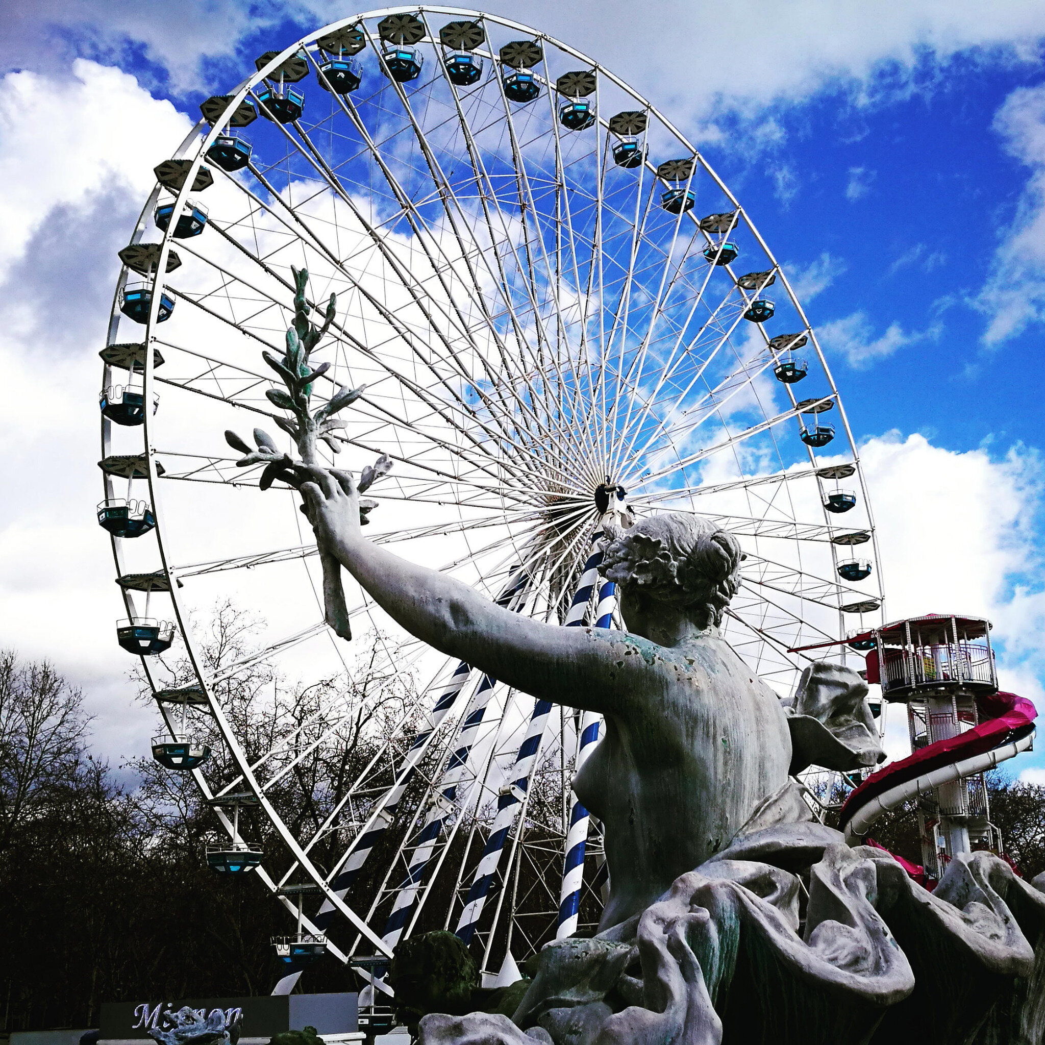 Bordeaux, place des Quinconces, roue et fontaine, insta (33)