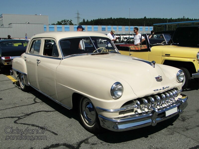 desoto-deluxe-4door-sedan-1951-1