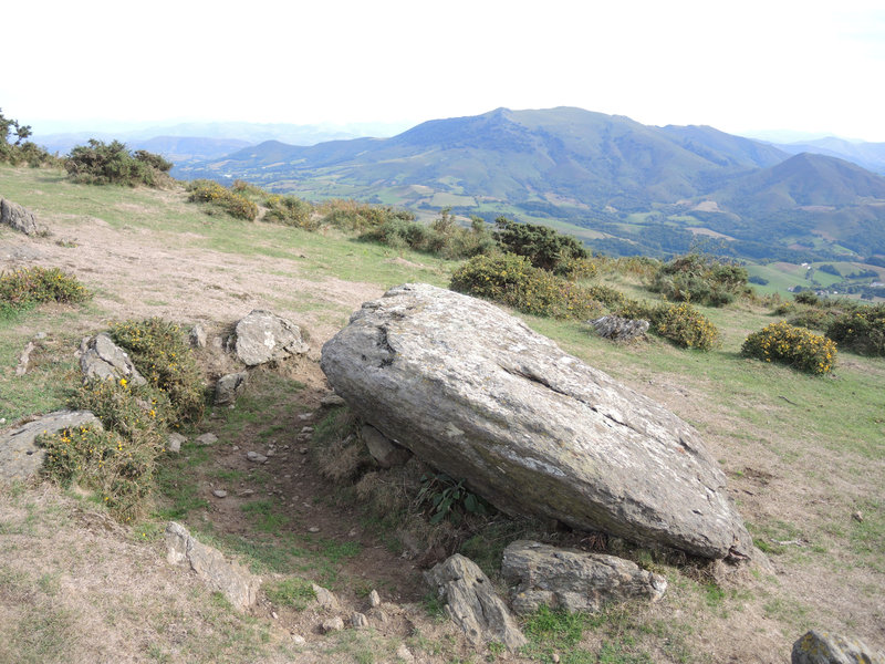 Mont Ursuya, à travers champs, pierre protectrice du vent (64)