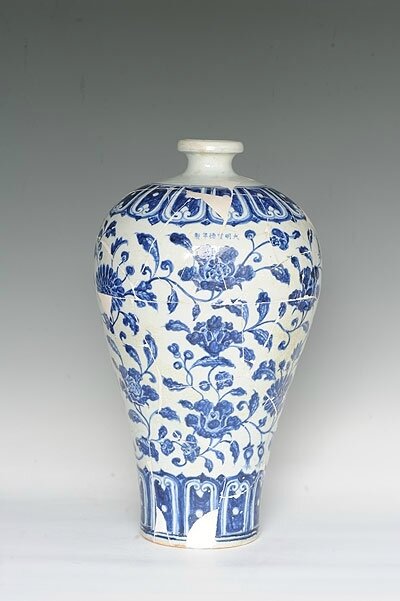 Blue-and-white prune-shaped vase with the design of flowers, Xuande period (1426-1435)