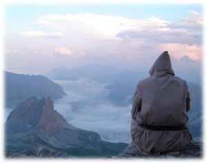 moine_meditation_alpes