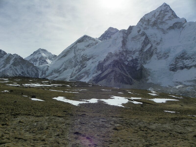 Vue sur le Khumbutse (6639m), le col Lho La (6026m), le Changtse (7550m), l'épaule ouest de l'Everest, l'Everest (8848m) et le Nuptse (7864m) depuis les flancs du Kala Patthar