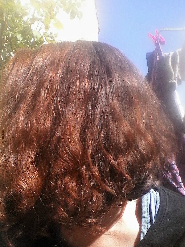 Pose de hénné chatain blond sur cheveux blancs