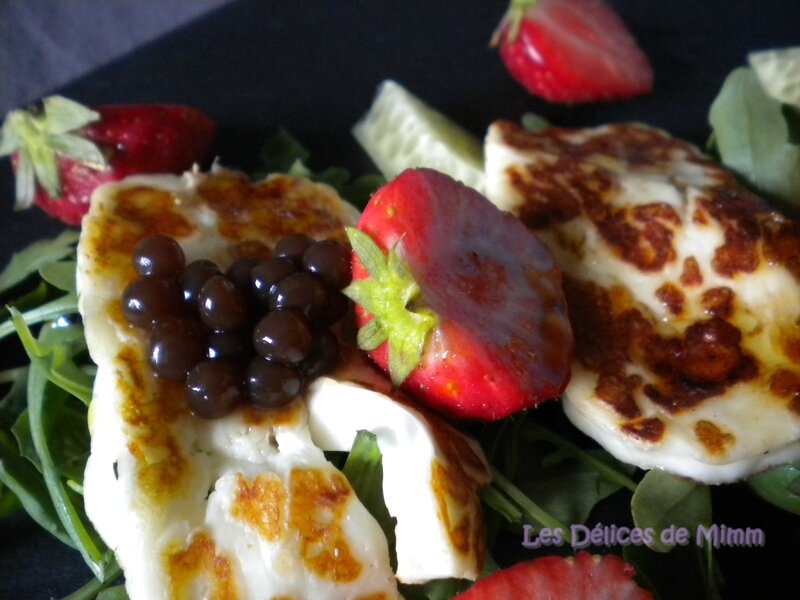 Salade de halloumi, roquette, fraises et caviar de concombre 3