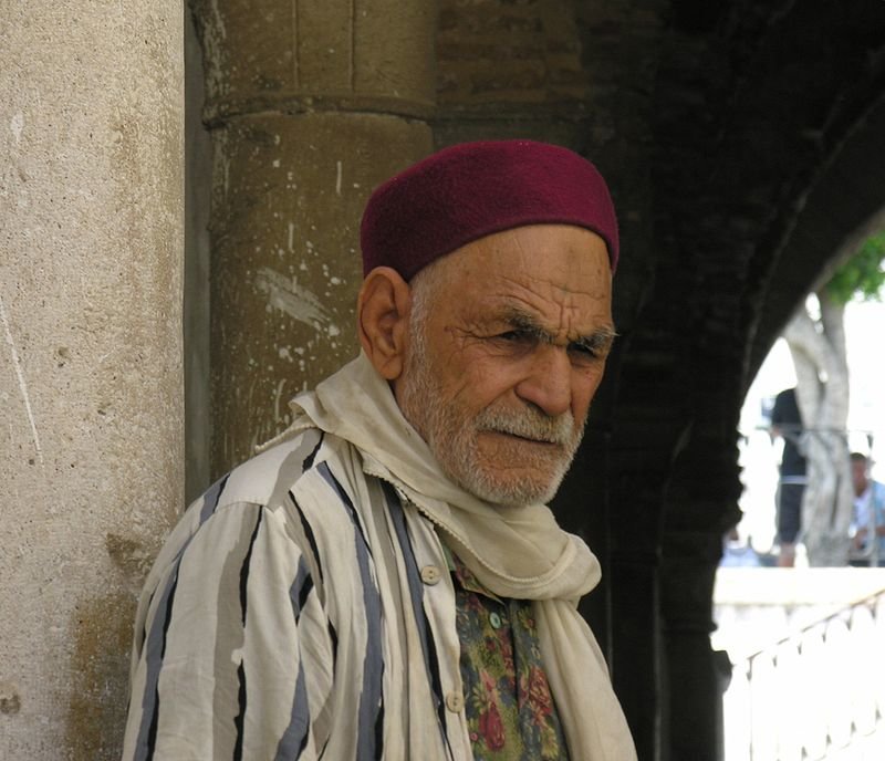800px_Old_Man_in_Tunis