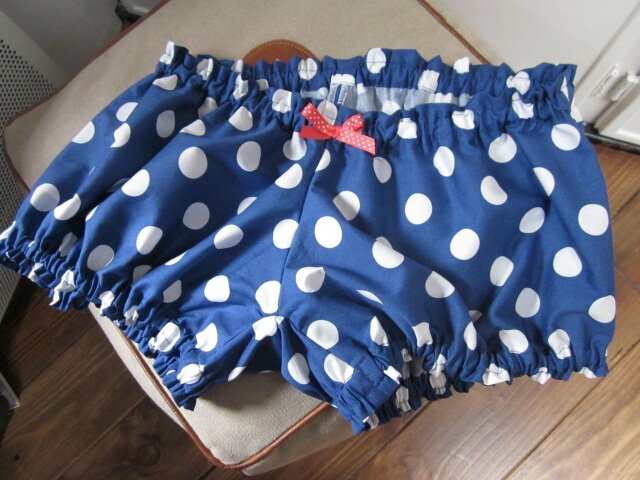 Culotte BIANCA en coton bleu à très gros pois blancs - noeud rouge à pois (1)