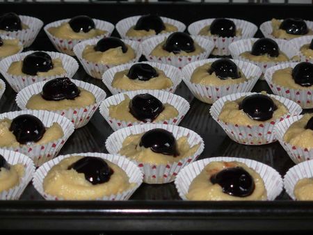 Petits fours fondants aux cerises amarena recettes Macarons chocolat noir et cerises amarena