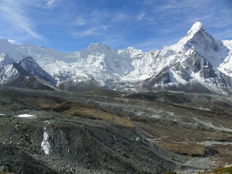 L'Amphu Gyabjen (5630m), l'Ama Dablam (6814m), l'Ombigaichang (6340m), l'Ama Dablam Glacier, le Chhukhung Glacier et la vallée de l'Imja Khola