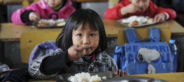 1074655_girls-eat-lunch-in-their-classroom-at-jiaxing-lantian-school-in-jiaxing1