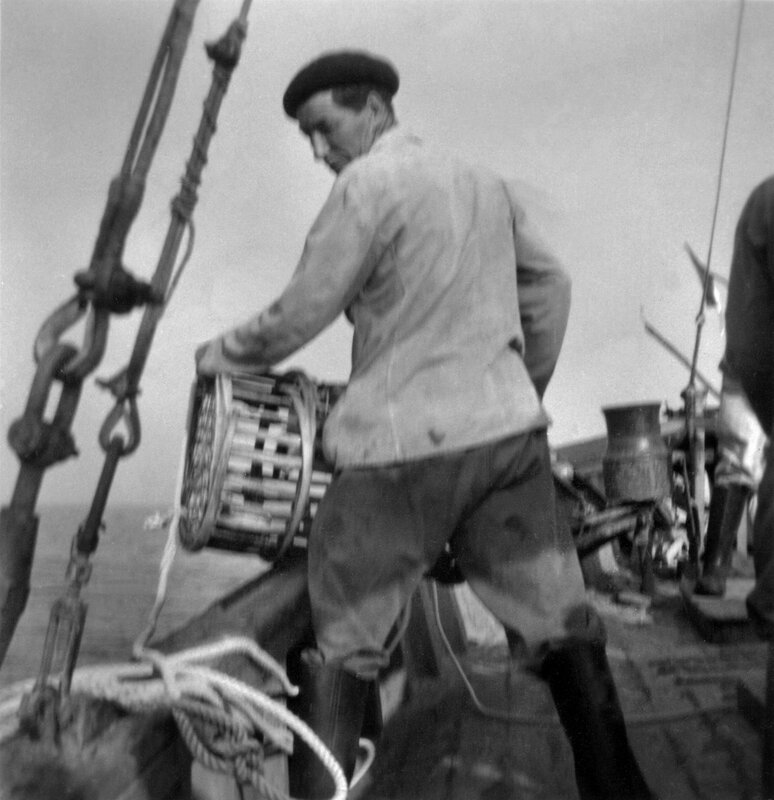 Ch39 - Yvon Guezingar au casier sur le SERGENT GOUARNE vers 1955