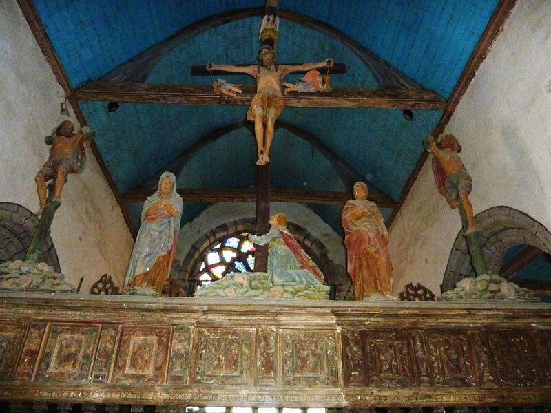 Saint-Herbot_10_Eglise_Poutre_de_gloire_au-dessus_du_chancel