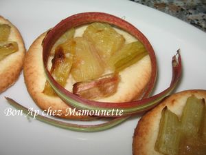 Tartelettes à la rhubarbe du jardin 018