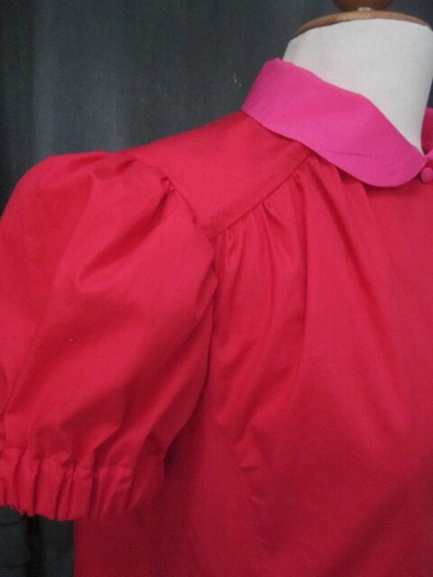 Robe PAULETTE en popeline de coton rouge avec col claudine et boutons recouverts en popeline de coton fushia (18)