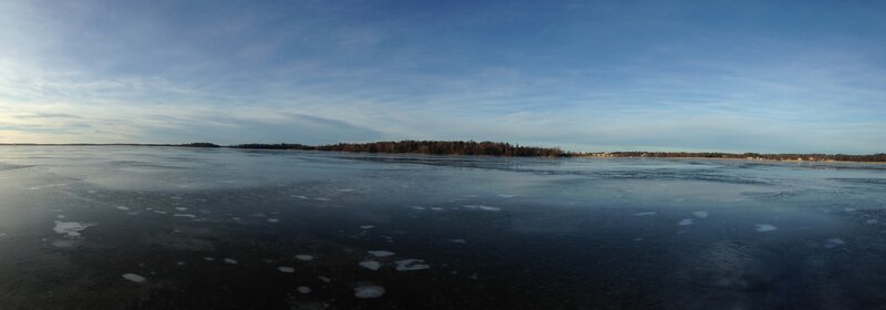 Panorama sur le lac gele Panorama on the frozen lake