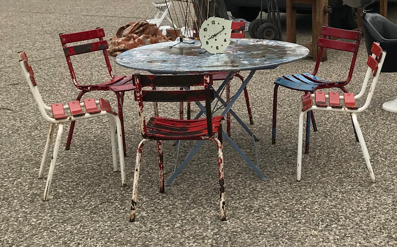 détail chaises rouges table bleue