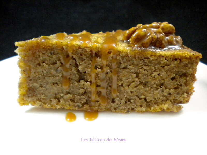 Gâteau aux noix et sa sauce caramel