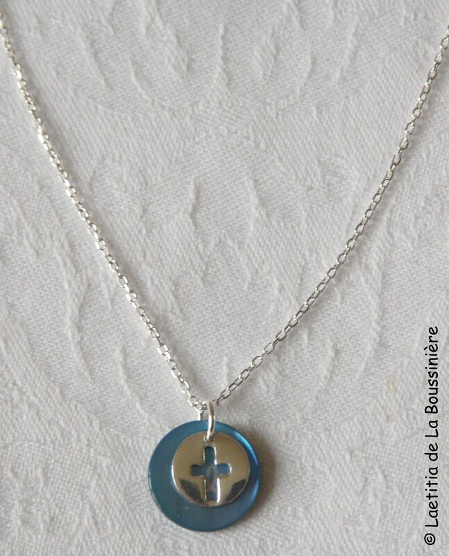 Collier mini médaille Croix (bleu)