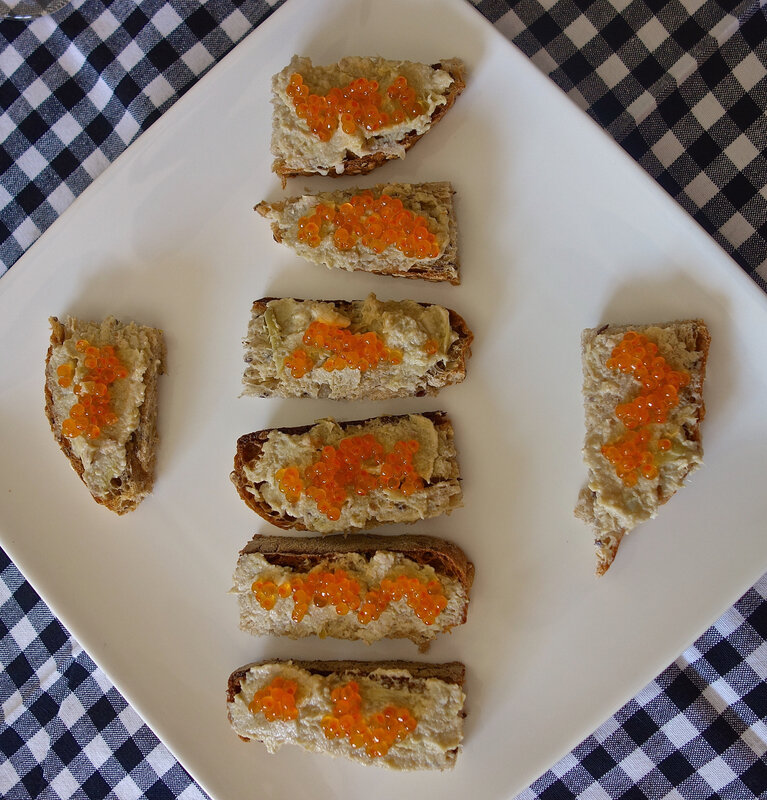 tartines au pesto d'artichaut et aux oeufs de truite