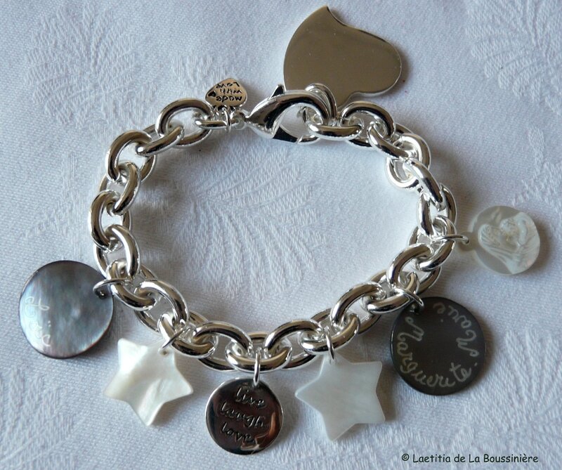 Bracelet sur chaîne plaqué argent ovale composé de 3 médailles en  nacre gravées, d'une Croix en argent massif, et de breloques en nacre (5) - Copie