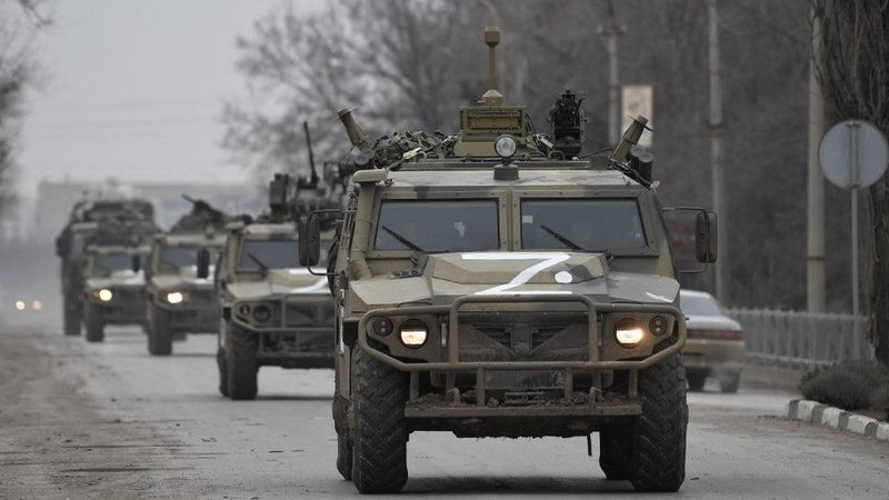 une-colonne-de-blindes-russes-progressant-vers-l-ukraine-depuis-la-crimee-le-27-fevrier-2022_6347050