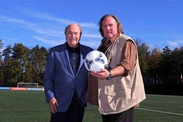 Gérard Depardieu aux côtés du président de la FIFA, Sepp Blatter