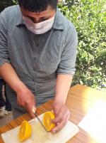 Abdelghani coupe une orange