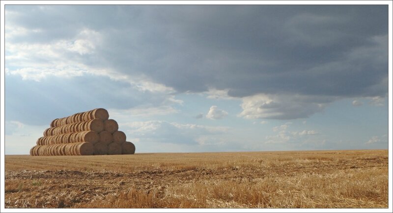 plaine paysage roundall pyramide paille 230716