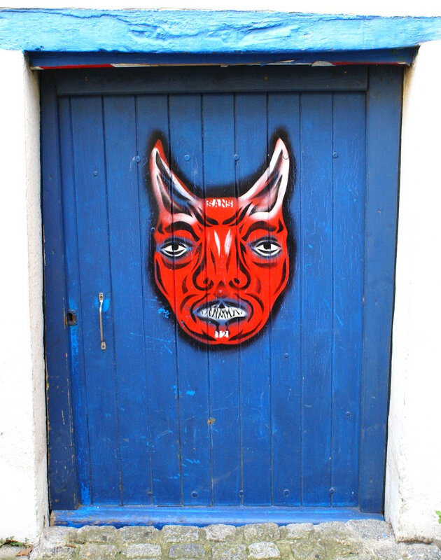 T porte bleue